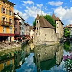 Duplex Atypique Climatise, Parking, Lit Double, Netflix, 500m Centre Albertville