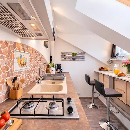 Duplex Atypique Climatise, Parking, Lit Double, Netflix, 500m Centre *