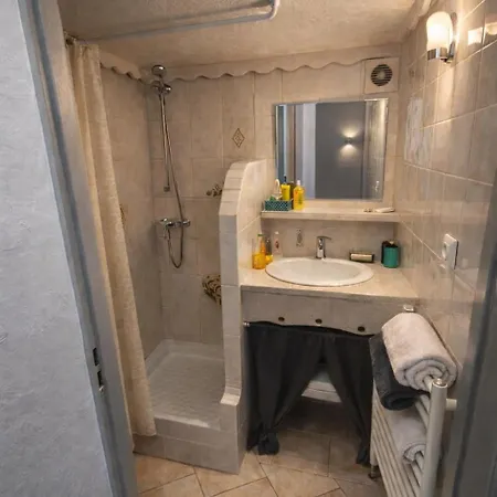 Duplex Atypique Climatise, Parking, Lit Double, Netflix, 500m Centre البيتفيل
