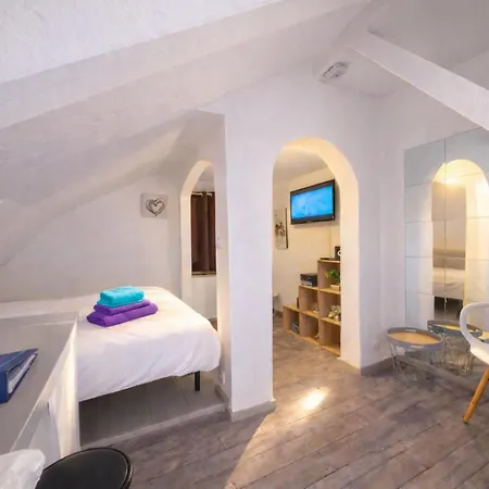 Duplex Atypique Climatise, Parking, Lit Double, Netflix, 500m Centre