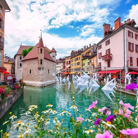 Duplex Atypique Climatise, Parking, Lit Double, Netflix, 500m Centre