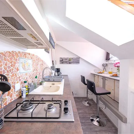 Duplex Atypique, Classe De France, Climatisation, Parking, Lit Double, Calme Et Cosy, Netflix, Wifi, 400m Centre, Boite A Cles, La Tarine شقة *