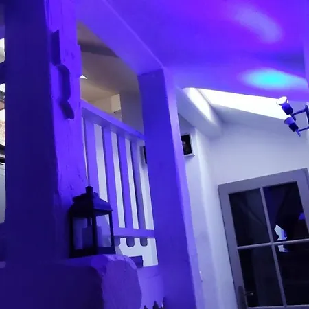 Duplex Atypique, Classe De France, Climatisation, Parking, Lit Double, Calme Et Cosy, Netflix, Wifi, 400m Centre, Boite A Cles, La Tarine شقة البيتفيل